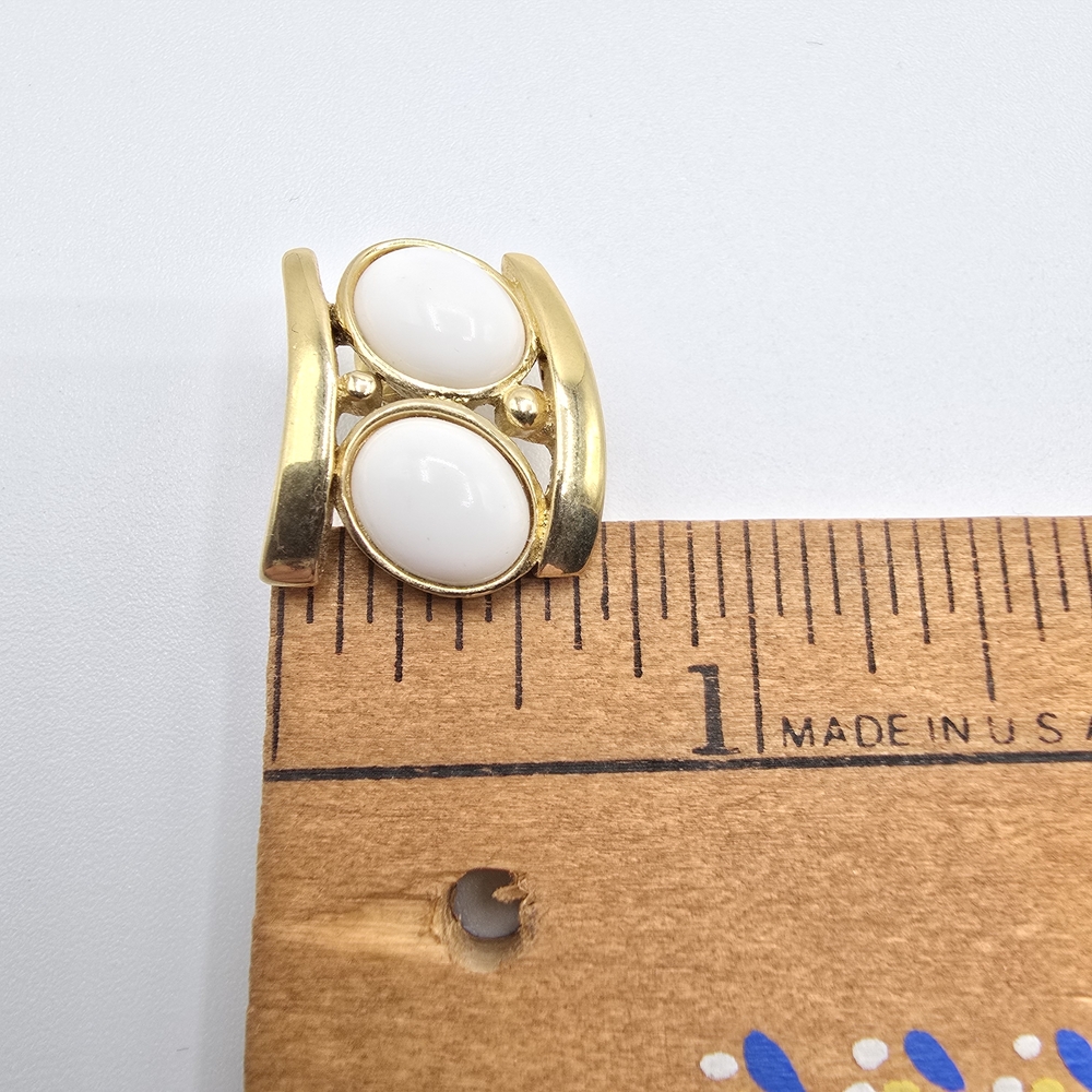 Vintage Trifari Gold Tone White Cabochon Clip On Earrings Mid Century MCM - Picture 14 of 14